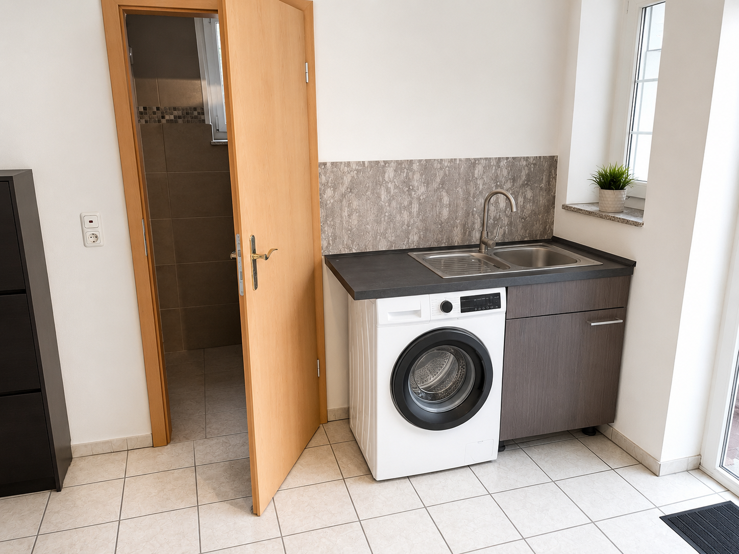 Spüle und Waschmaschine in der Unterkunft