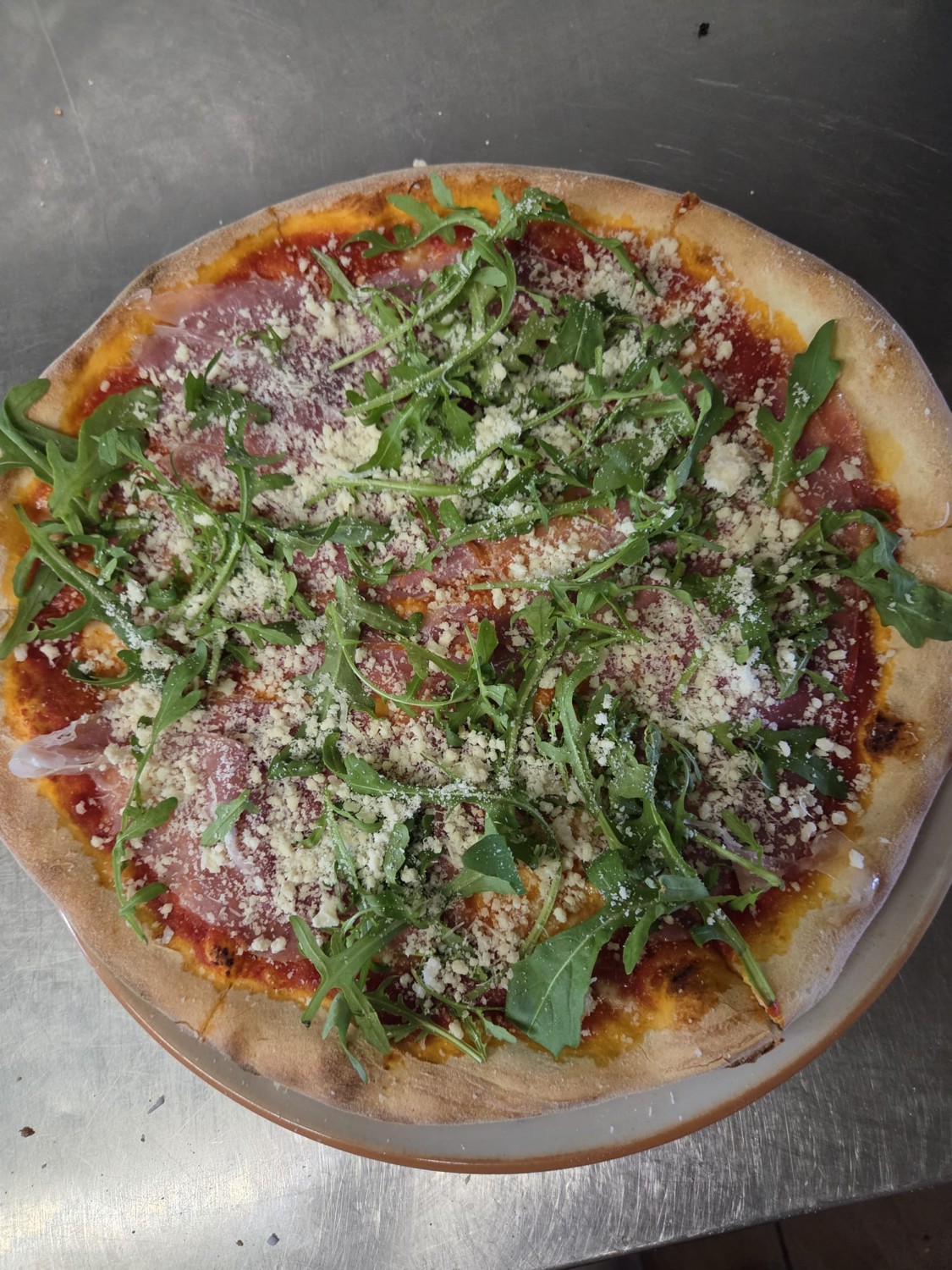Pizza mit Rucola und Prosciutto in Hildesheim