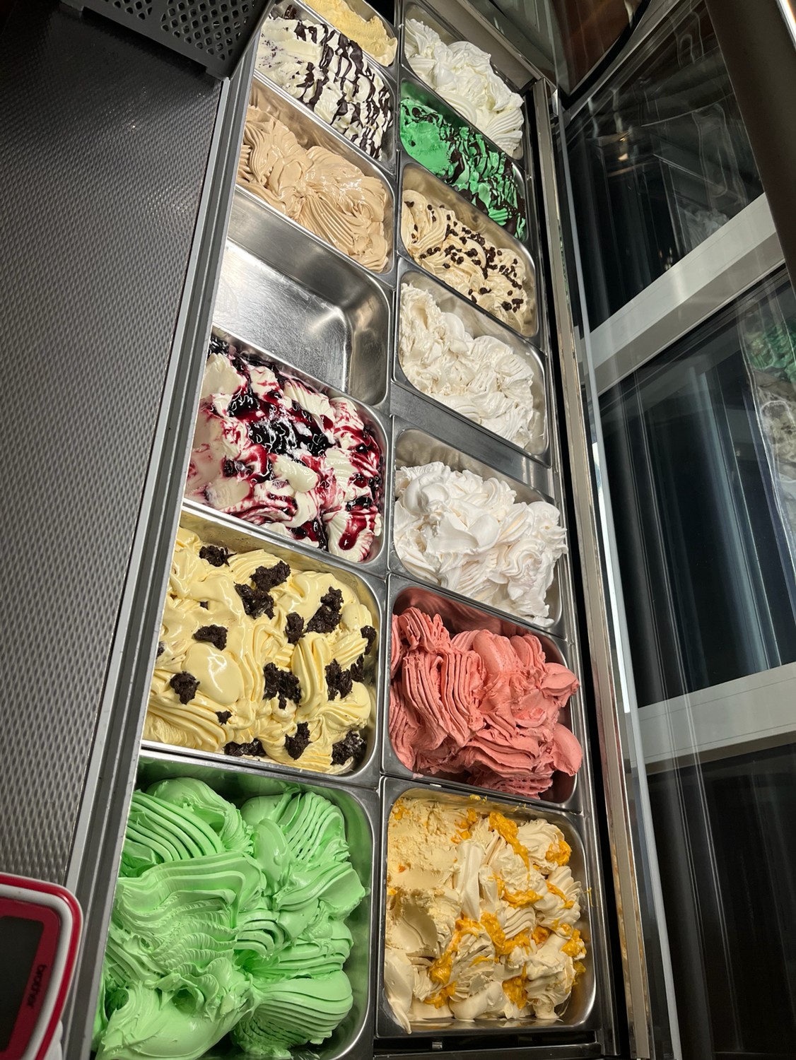 Hausgemachtes italienisches Eis in der Eisvitrine im Eiscafé Melograno nahe Hildesheim