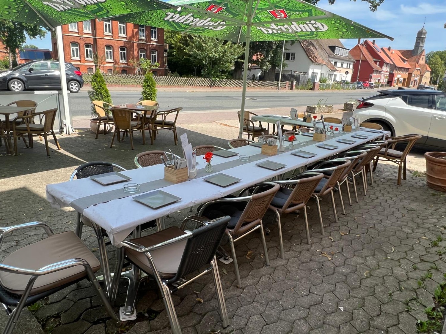 Lange, festlich gedeckte Tafel auf der Terrasse im Melograno für eine große Feier